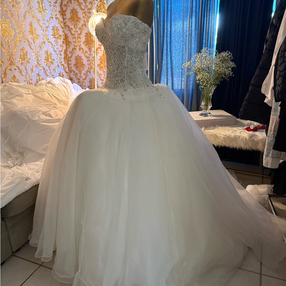 Elegant White Strapless Wedding Dress